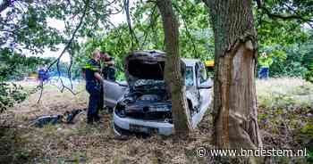 Auto raakt van de weg en knalt tegen boom op A58 bij Sint Willebrord, bestuurder naar ziekenhuis