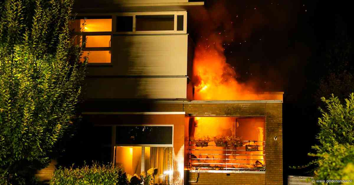 Woningbrand in Velp: brandweer sloopt ruiten om te kunnen blussen