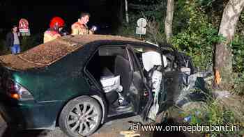 Auto botst met harde klap tegen boom, bestuurder is spoorloos