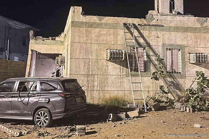 Houthi in Yemen bombs Saudi Arabia