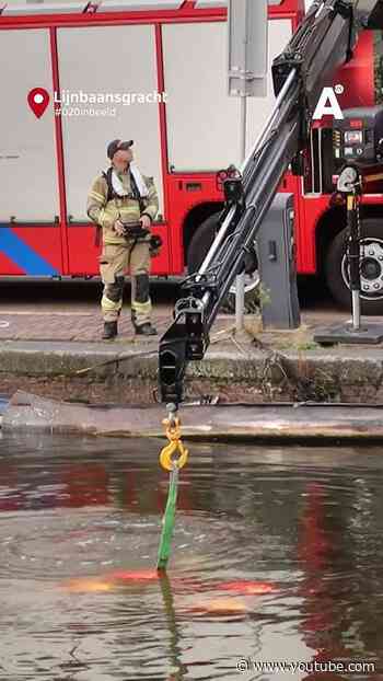 Brandweer haalt mini-auto onder luid applaus uit Lijnbaansgracht