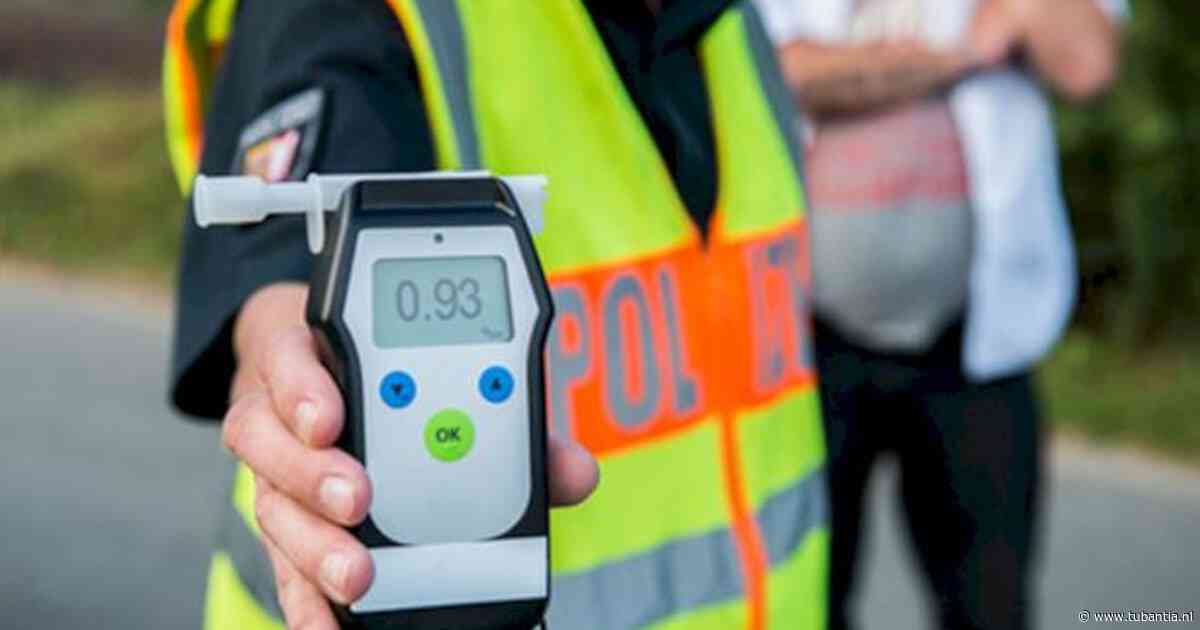 Dronken trucker valt uit vrachtwagen, die nog twee kilometer doordendert