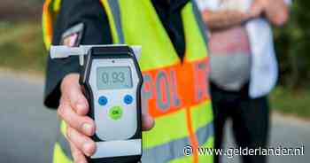 Dronken trucker valt uit vrachtwagen, die nog twee kilometer doordendert