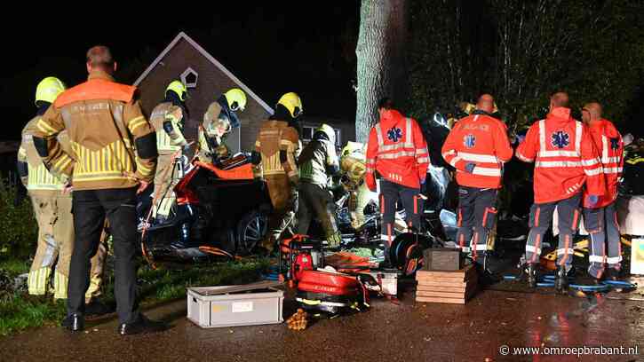Auto botst tegen boom in Klein-Zundert, man en vrouw zwaargewond