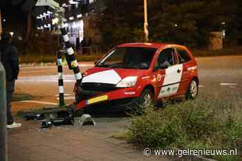 Auto botst tegen verkeerslicht, bestuurder met schrik vrij