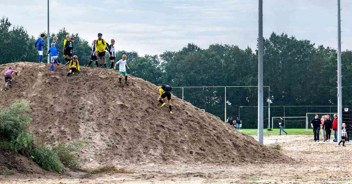 Kosten lopen op van 6 naar ruim 20 miljoen: voetbalclub ABS moddert al een jaar door in Bathmense bouwput