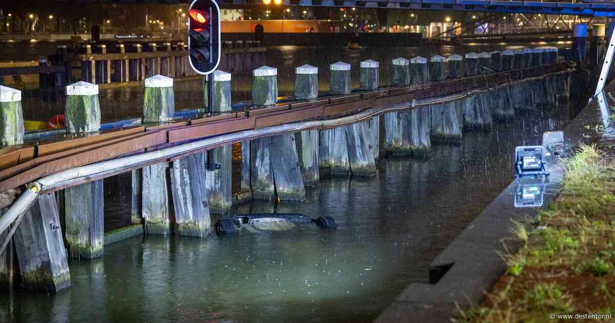 Man gereanimeerd nadat auto te water raakt aan Oosterdokskade in Amsterdam