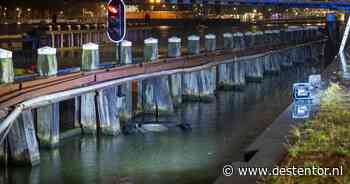 Man gereanimeerd nadat auto te water raakt aan Oosterdokskade in Amsterdam