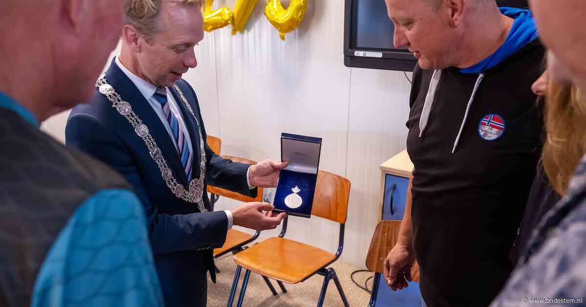 Burgemeester verrast schuttersgilde St. Sebastiaan in eigen clubhuis met Koninklijke Erepenning