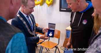 Burgemeester verrast schuttersgilde St. Sebastiaan in eigen clubhuis met Koninklijke Erepenning
