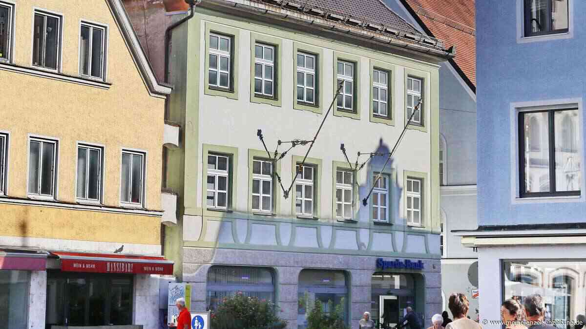 Storchenpaar muss kurzfristig weichen: Sparda-Bank Freising saniert 300 Jahre altes Gebäude