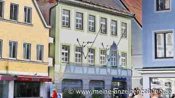 Storchenpaar muss kurzfristig weichen: Sparda-Bank Freising saniert 300 Jahre altes Gebäude