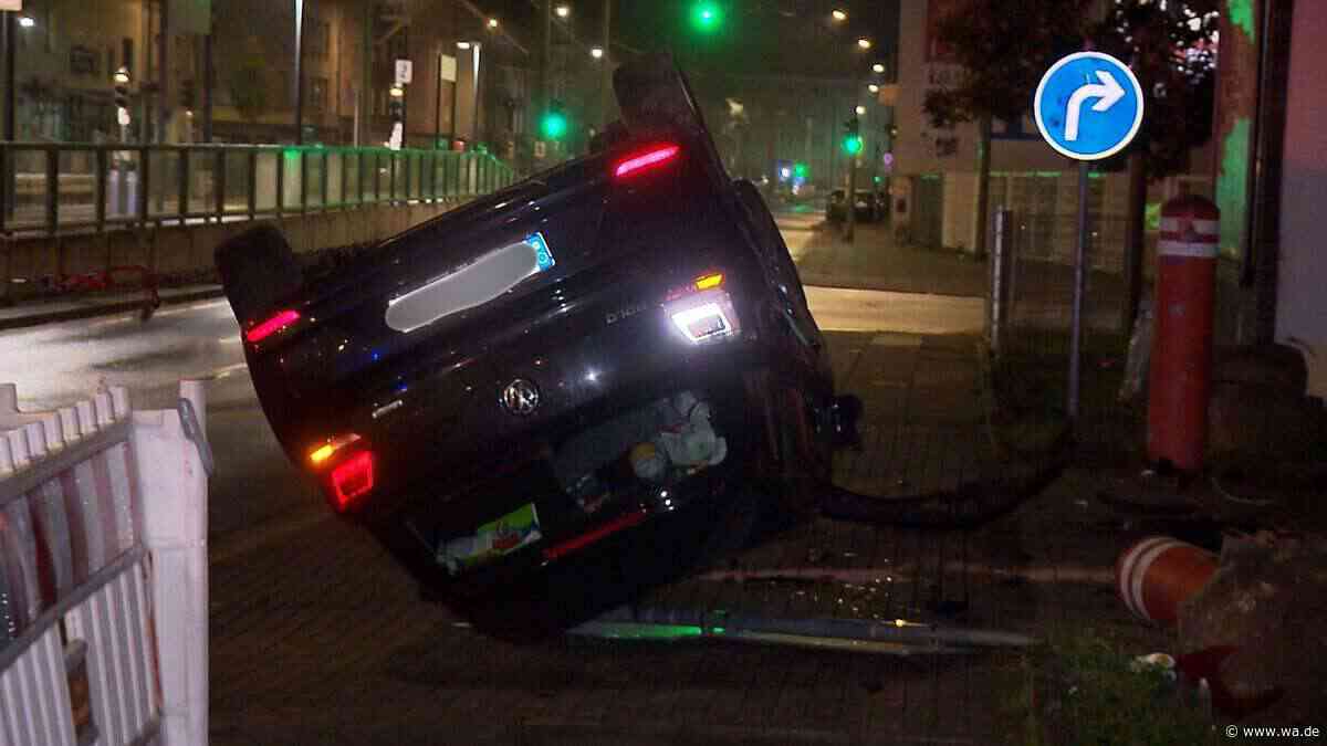 Auto überschlägt sich vor Supermarkt – Polizei sucht Fahrer nach spektakulärem Unfall