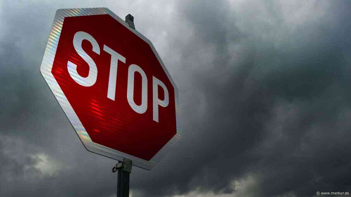 18-Jähriger übersieht Stoppschild und kracht in Leitplanke: 20.000 Euro Schaden