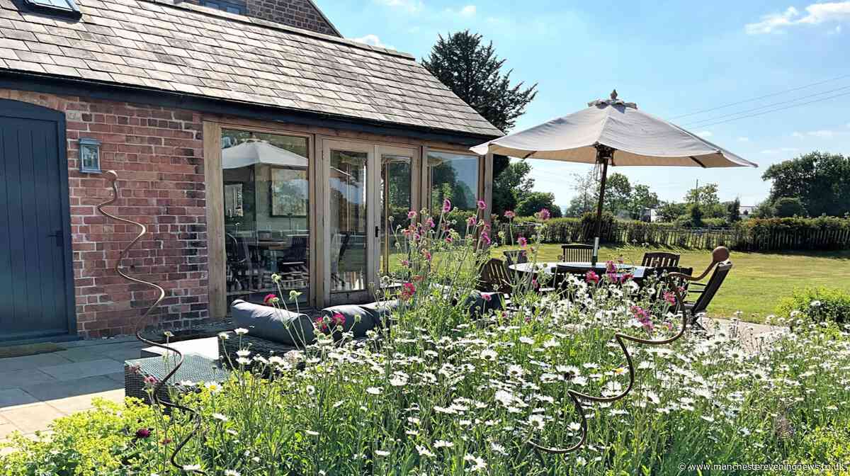 'Tranquil' barn with its own tennis court, bar and cinema room in Shropshire hills
