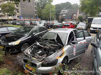 Geparkeerde auto volledig uitgebrand, naastgelegen auto beschadigd