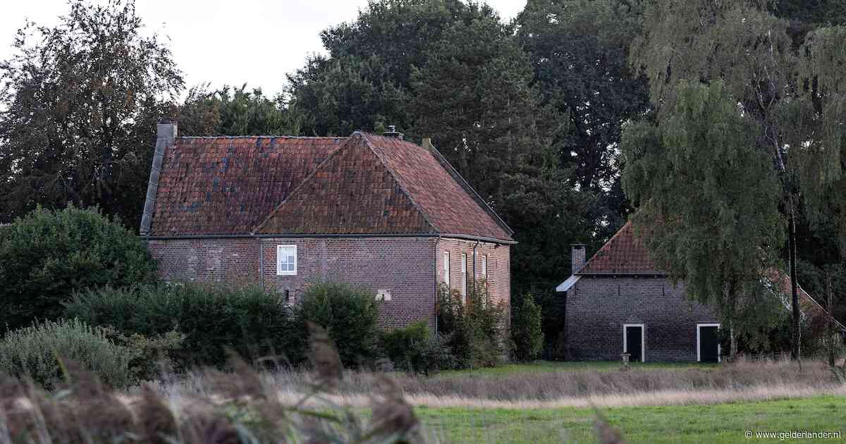 Transformatie van eeuwenoud Achterhoeks pand: verbouwing tot vier huurwoningen en mogelijk komt gracht terug