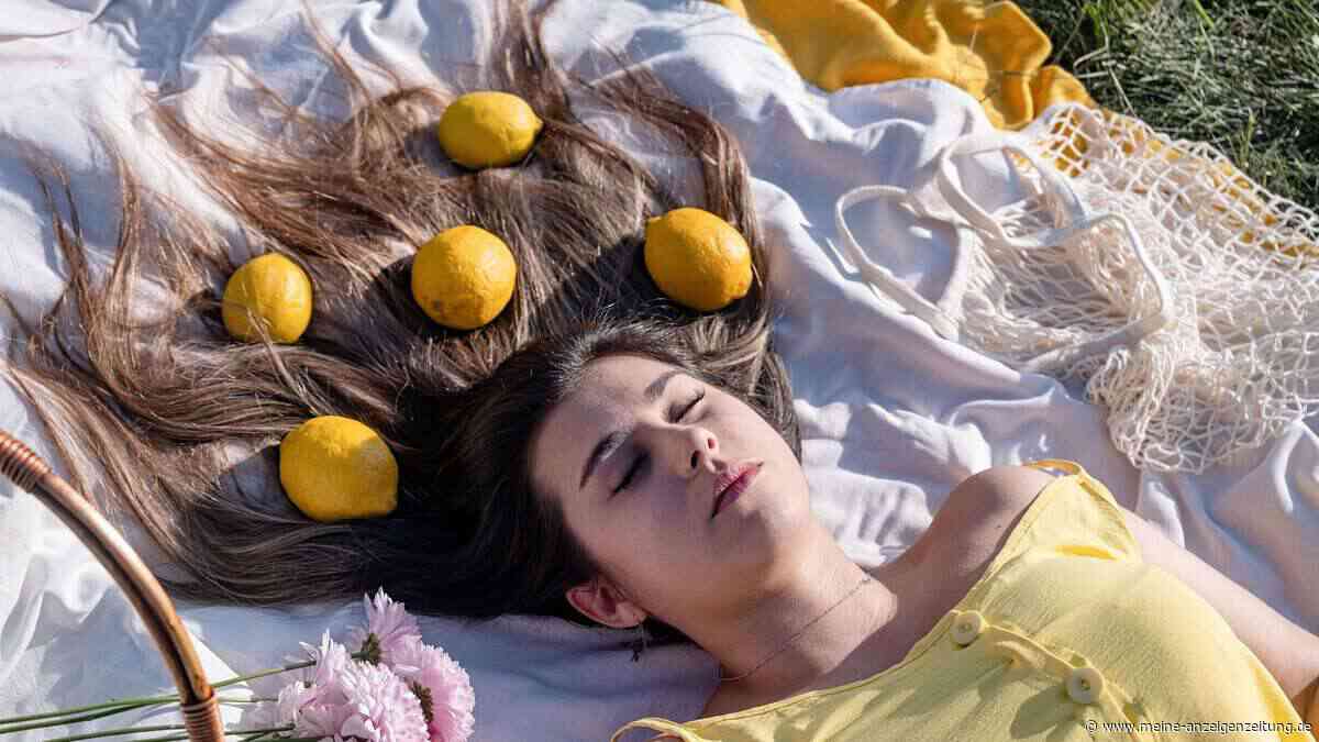 Zitrone im Haar: Was hinter dem viralen Aufhell-Trend steckt