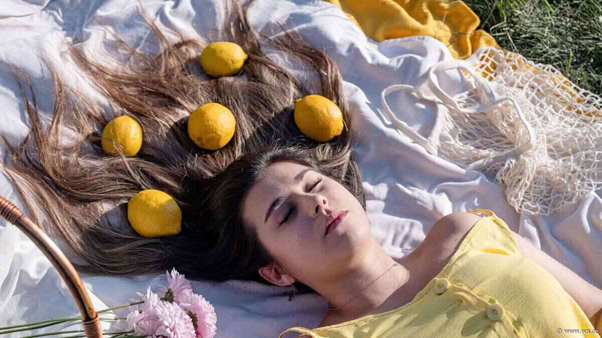 Zitrone im Haar: Was hinter dem viralen Aufhell-Trend steckt