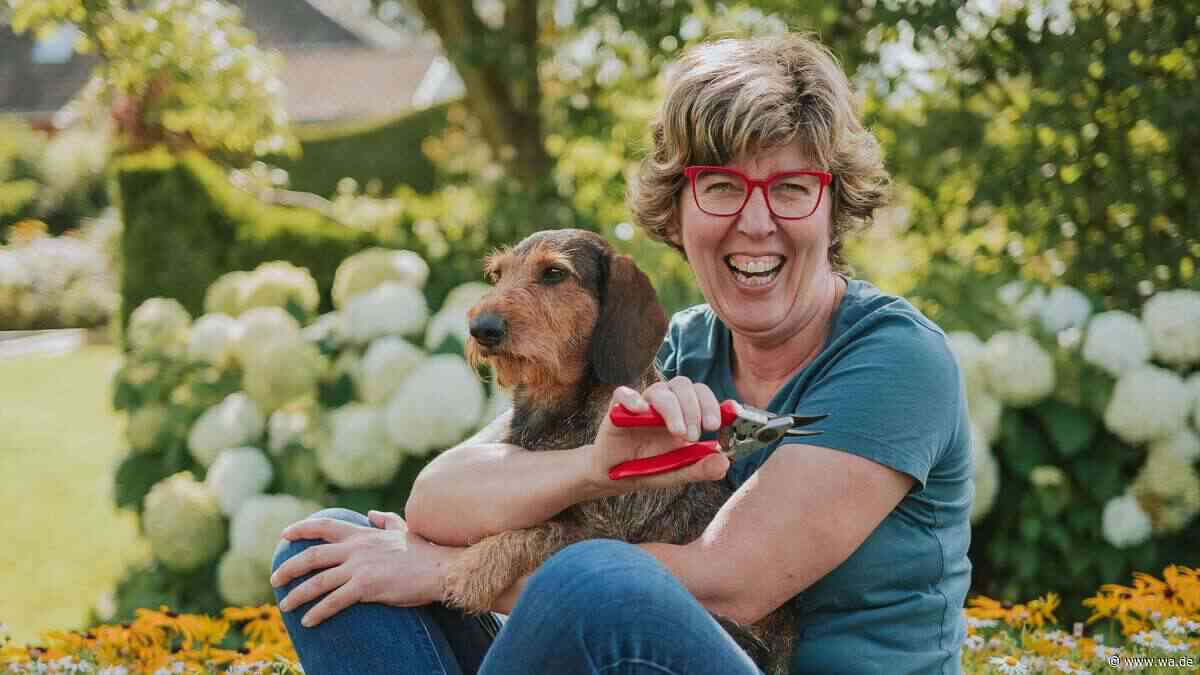 Im Nachthemd auf der Bühne: Katrin Iskam tourt mit Garten-Comedy-Show