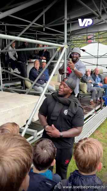 Prachtige beelden: oud-spits Akinfenwa (44) krijgt Nederlandse les van jonge fans