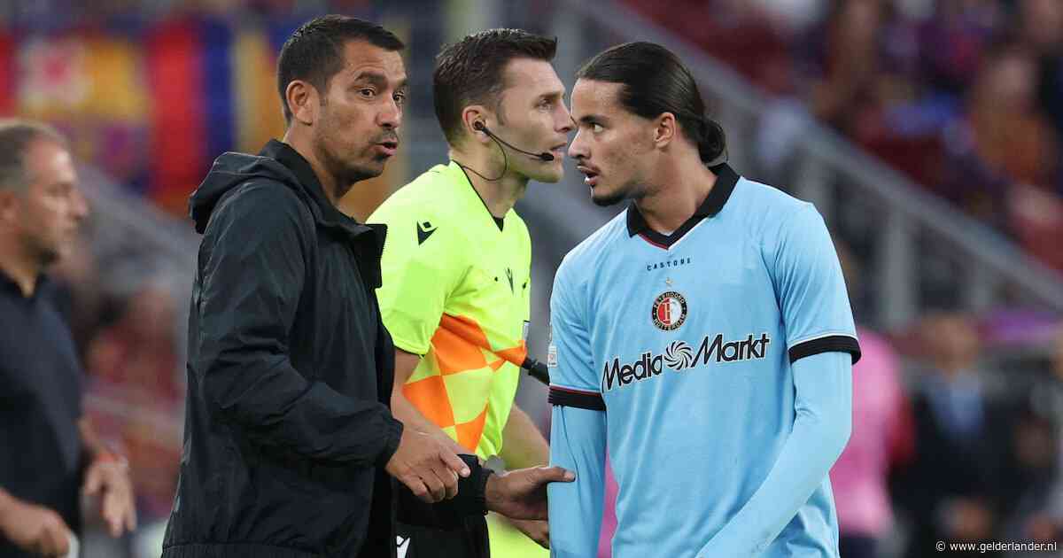 Giovanni van Bronckhorst loert naar lichaamstaal: ‘Hoe zit iemand erbij in de kleedkamer, daar let je op’
