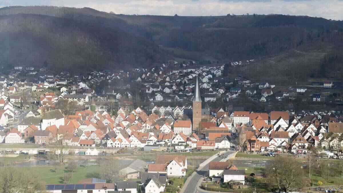 Mit Fachwerkhäusern und Wallanlage: Historischer Ortskern in NRW liegt an malerischem Berg