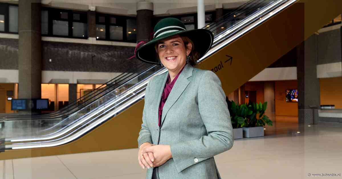 ‘Beetje ongemakkelijk’, toch kiest Hengelose Hanneke Steen voor bijzondere outfit op Prinsjesdag