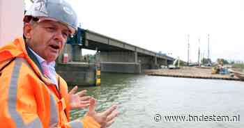 Vanaf het water zie je het goed: nieuwe Merwedebruggen verrijzen tussen kranen, sensoren en een halve bouwput