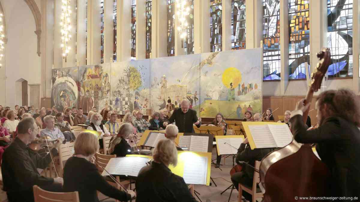 Musikfest-Magie: Seniorin mit blumengeschmücktem Rollator singt „Ich liebe das Leben“