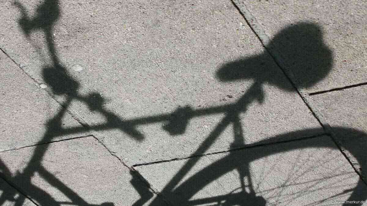„Überholmanöver eskaliert“: Radler tritt gegen Volvo – Autofahrer schubst 70-Jährigen
