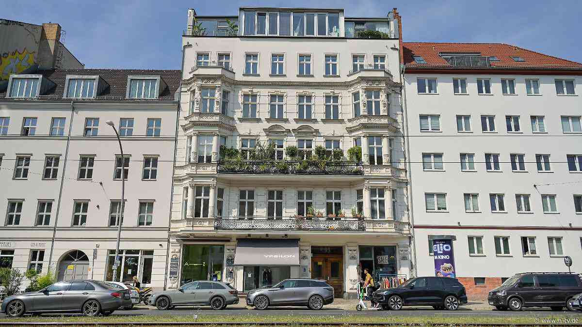 Abgebrochene Flasche als Waffe: Antisemitischer Angriff auf Frau in Berlin löst Entsetzen aus