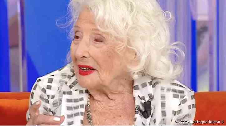 “Ho 106 anni, bevo sambuca e per vedere Porta a Porta vado a dormire alle 2.00 e mi sveglio alle 10.00, prima no. Il mio consiglio? Mai fermarsi al primo matrimonio”: i consigli dell’ex pianista Licia Baroni