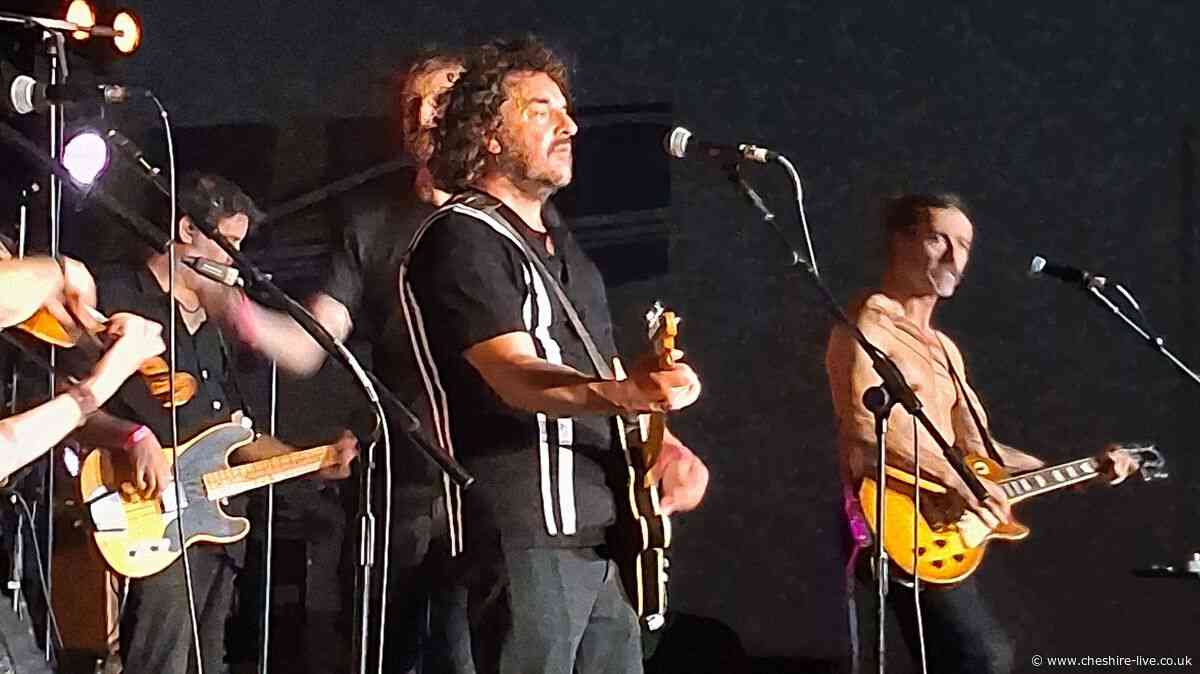 Hundreds turn out for triumphant Ian Prowse homecoming gig