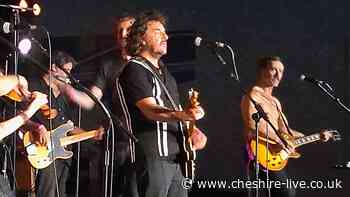 Hundreds turn out for triumphant Ian Prowse homecoming gig