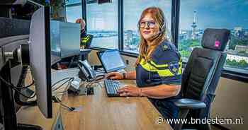 Danielle knipte 19 jaar lang haren, nu is ze het eerste aanspreekpunt voor mensen die de politie nodig hebben