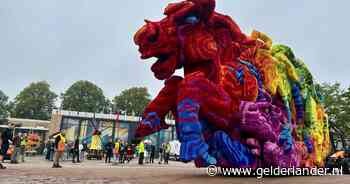 LIVE Bloemencorso Lichtenvoorde | Opluchting: Gestrande wagen rijdt áchteruit mee • Regenachtige start