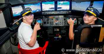 Ive (13) is helemaal in de wolken dankzij deze cockpit, Marcouch vliegt businessclass