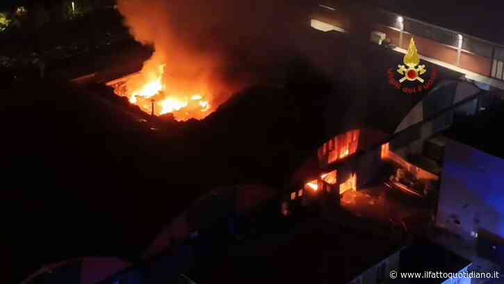Enorme incendio in un’autorimessa a Pero (Milano), distrutto il capannone con Ferrari, Porsche e Bentley