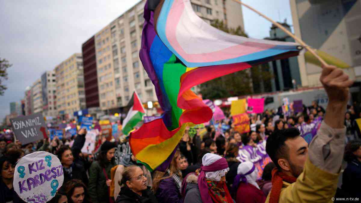 "Eine Politik der Angst": Razzia und Festnahmen bei LGBTQ-Vereinen in der Türkei