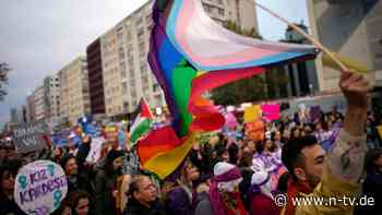 "Eine Politik der Angst": Razzia und Festnahmen bei LGBTQ-Vereinen in der Türkei