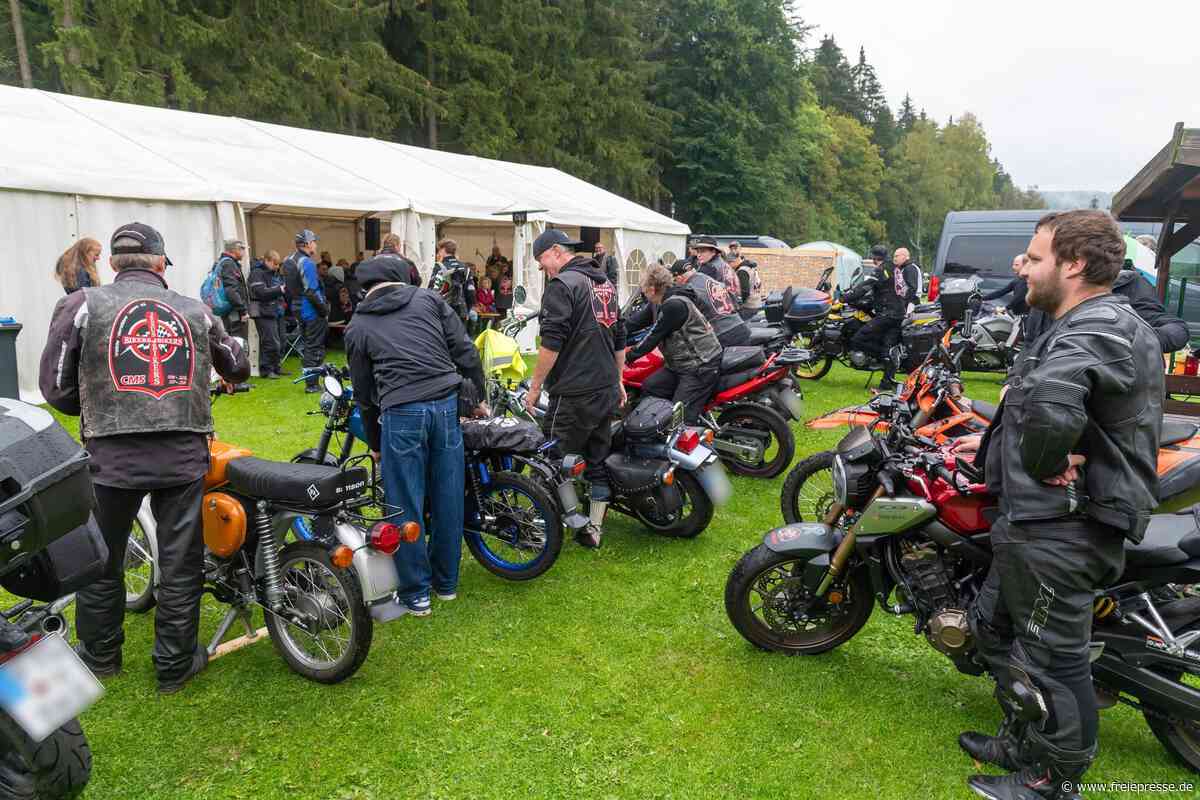 Motorensound statt Glockenklang: Motorradfahrer feiern Gottesdienst im Erzgebirge