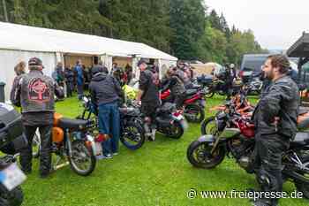 Motorensound statt Glockenklang: Motorradfahrer feiern Gottesdienst im Erzgebirge