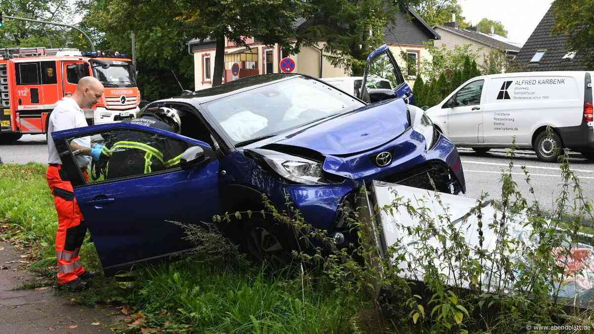 Heftiger Unfall: Pkw rammt Werbetafel, Fahrer wird eingeklemmt
