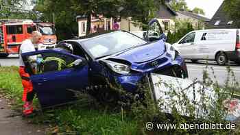 Heftiger Unfall: Pkw rammt Werbetafel, Fahrer wird eingeklemmt