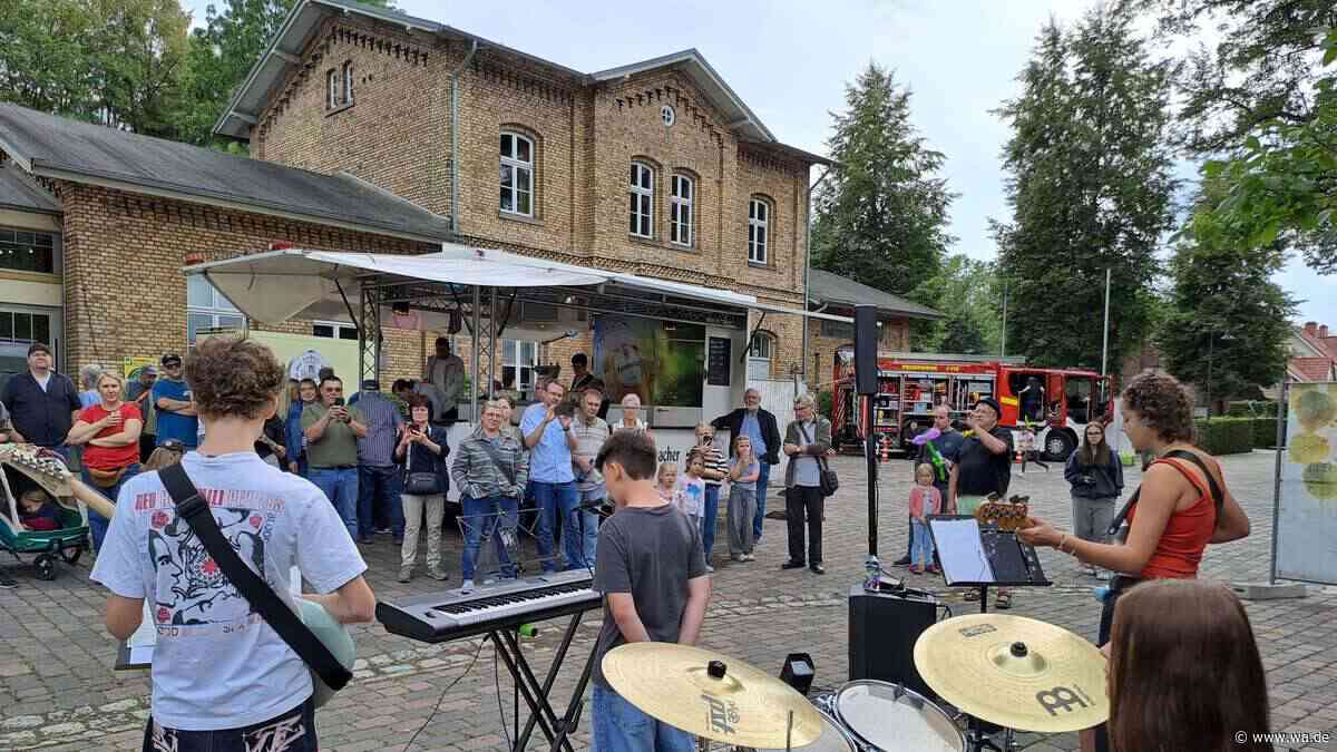 Beim Dorffest Lenningsen wurde das Areal um den Alten Bahnhof zum Treffpunkt