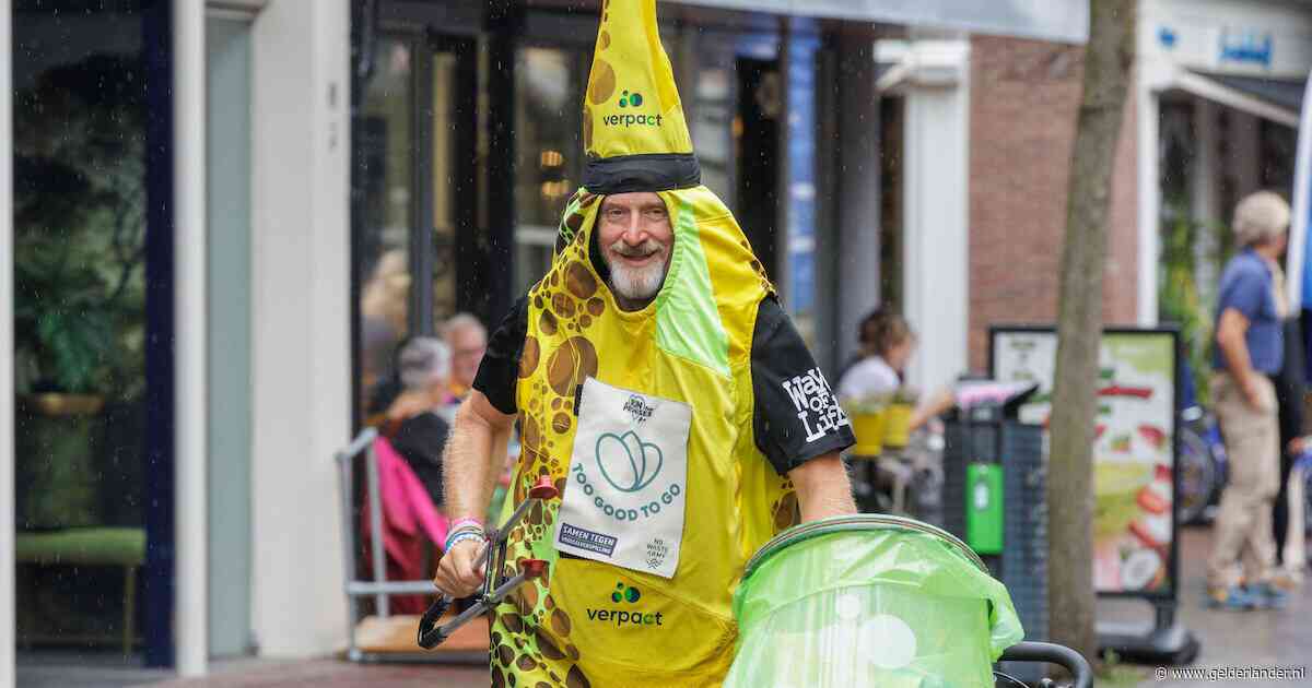 Paul (57) loopt veertig ultramarathons in een bananenpak voor een schoner Nederland: ‘Duurzaamheid hoeft niet saai te zijn’