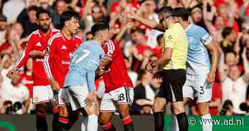 Manchester United op jacht naar goal tegen tien man City, Mainoo raakt de paal