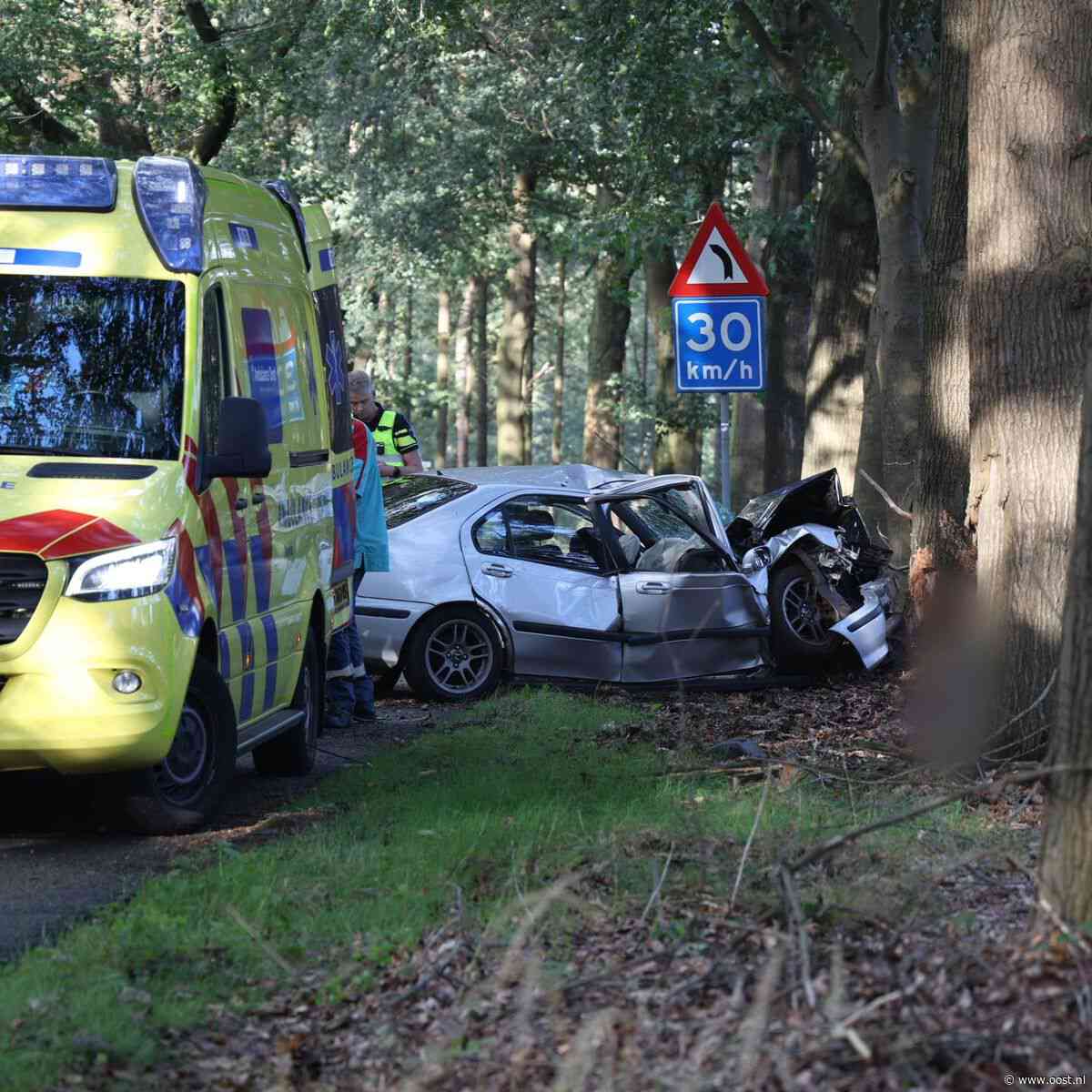 Auto botst tegen boom in Nijverdal, twee gewonden
