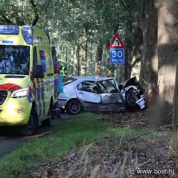 Auto botst tegen boom in Nijverdal, twee gewonden
